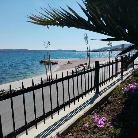 Apartment Smjestaj L Za Rad, Odmor, Grupe I Pojedince Kastela