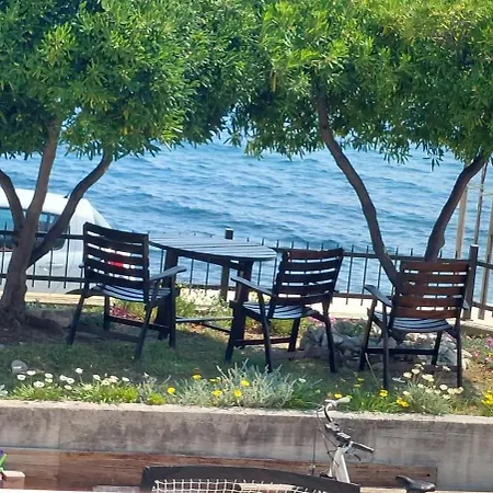 Apartment Smjestaj L Za Rad, Odmor, Grupe I Pojedince Kastela