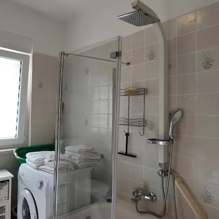 Apartment Smjestaj L Za Rad, Odmor, Grupe I Pojedince Kastela