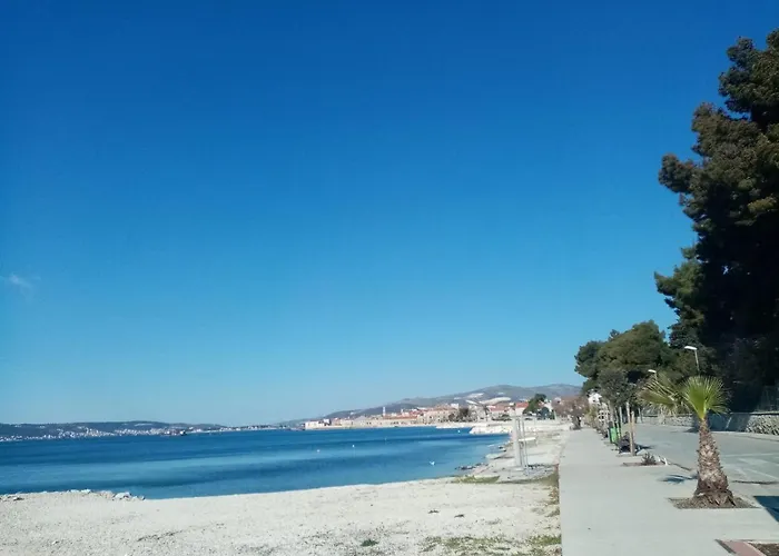 Smjestaj L Za Rad, Odmor, Grupe I Pojedince * Kaštela