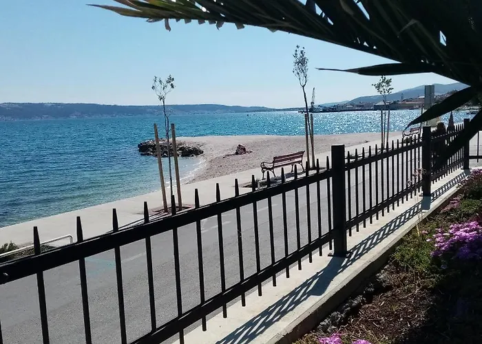 Apartmán Smjestaj L Za Rad, Odmor, Grupe I Pojedince Kaštela