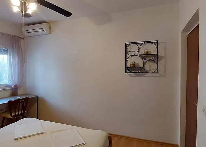 Smjestaj L Za Rad, Odmor, Grupe I Pojedince Apartmán Kaštela